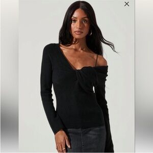 ASTR Black Addison Twist Front Black Sweater Medium